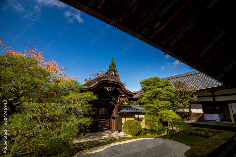 秋の紅葉シーズンの京都のお寺の風景