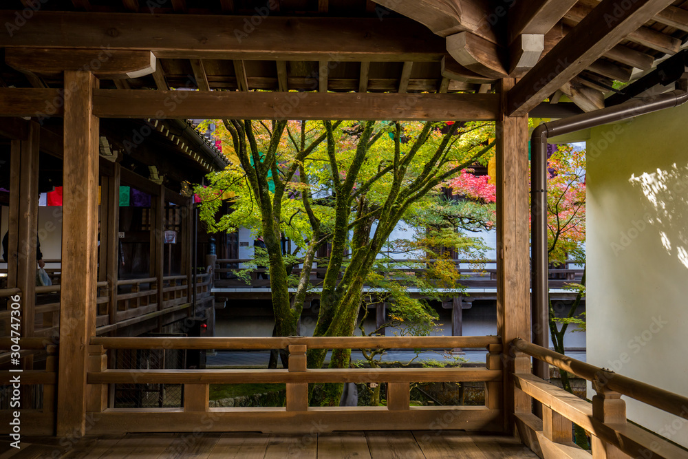 秋の紅葉シーズンの京都のお寺の風景 秋の紅葉シーズンの京都のお寺の風景