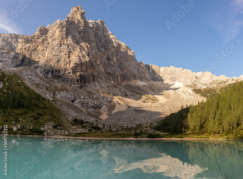 Górskie jezioro Sorapis. Krajobrazy grupy skalnej Sorapis w Dolomitach.  Turystyka górska we włoskich Alpach.