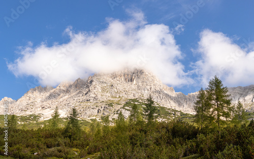 Górskie szczyty otulone chmurami. Krajobrazy w Dolomitach - grupa Sorapis.
