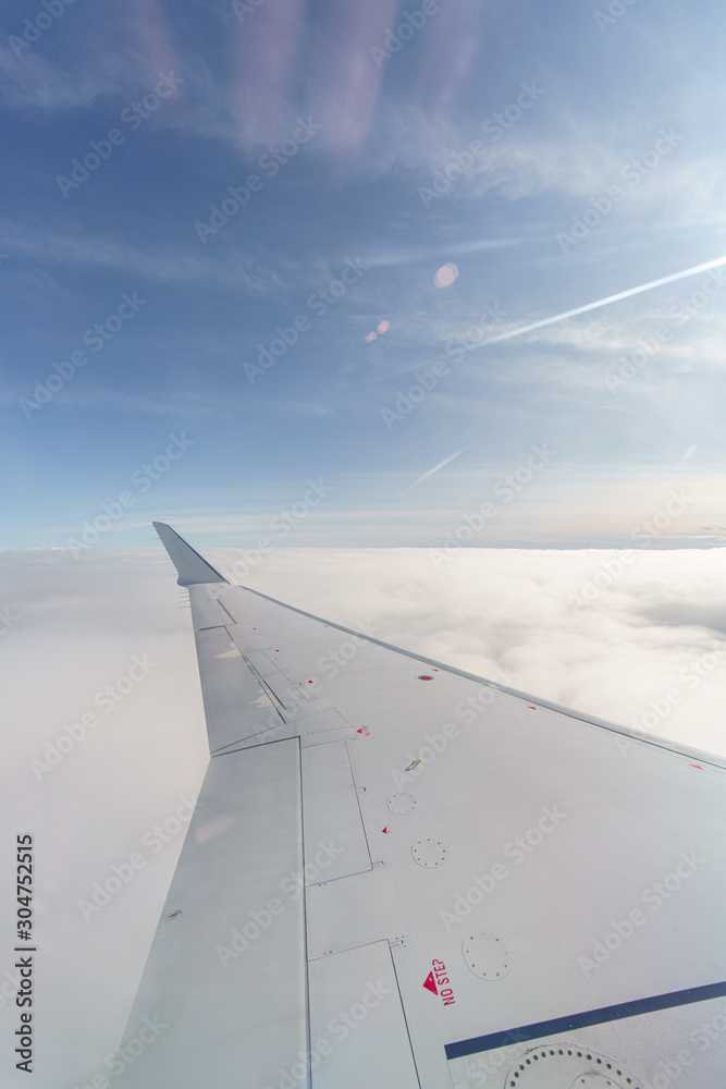 Blick aus dem Flugzeugfenster in der Passagier-Kabine