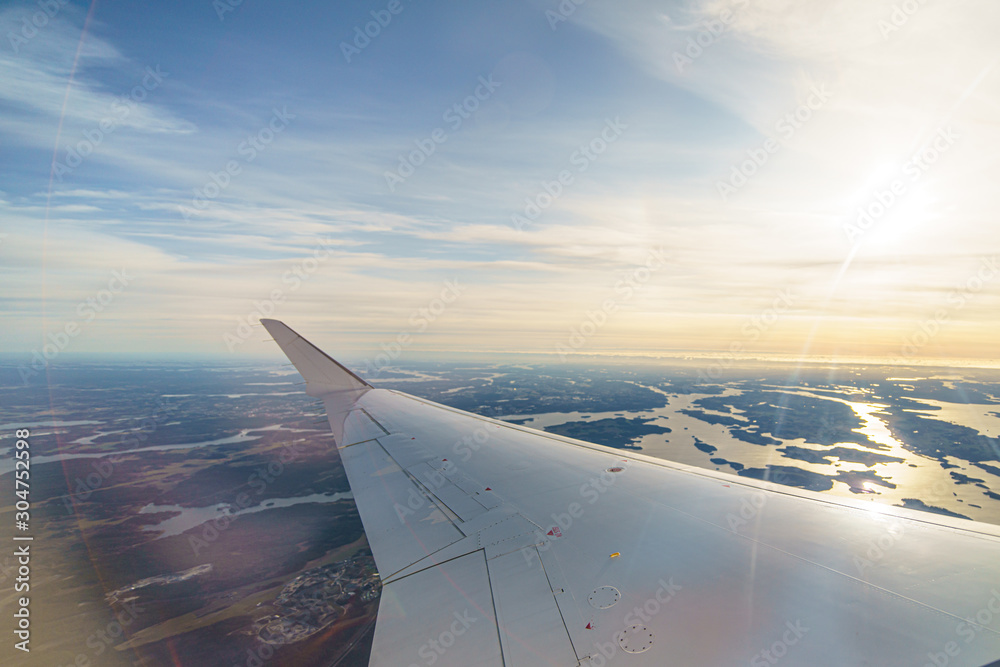 Obraz premium Blick aus dem Flugzeugfenster in der Passagier-Kabine