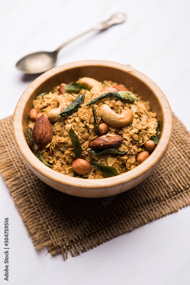 Fototapeta premium Oats Chivda / Chiwda is a healthy indian recipe with added chilli, peanuts, cashew, almond and curry leaf for flavour. Selective focus