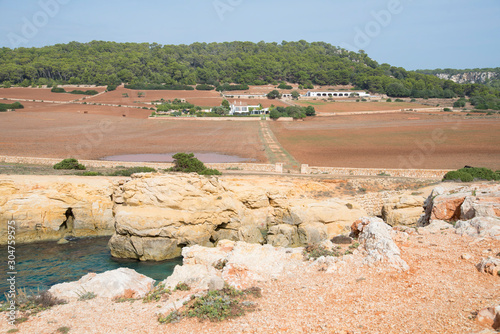 Punta d’Atàlitx, côte rocheuse sur le littoral près de Son Bou, station balnéaire à Alaior, Minorque, îles Baléares