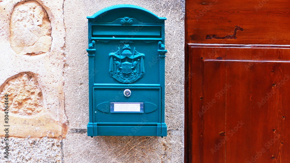 altertümlicher Briefkasten an einer Hauswand