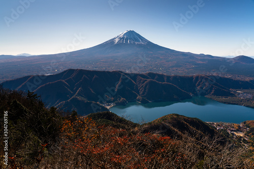 十二ヶ岳から西湖と富士山