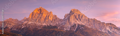 Le Tofane sommet des Dolomites au lever du soleil , Italie .