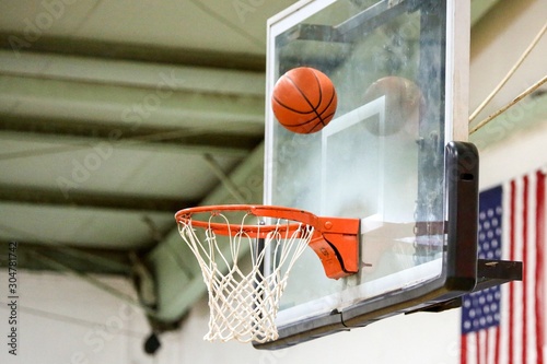 Fotografie basketball hitting backboard aimed for net