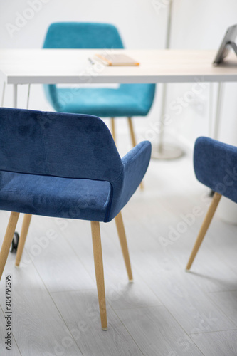 Bureau bois avec des chaises bleu atour dans un espace de coworking photo