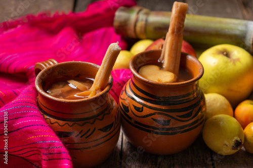 Εκτύπωση καμβά Mexican hot  christmas punch also called ponche with fruits
