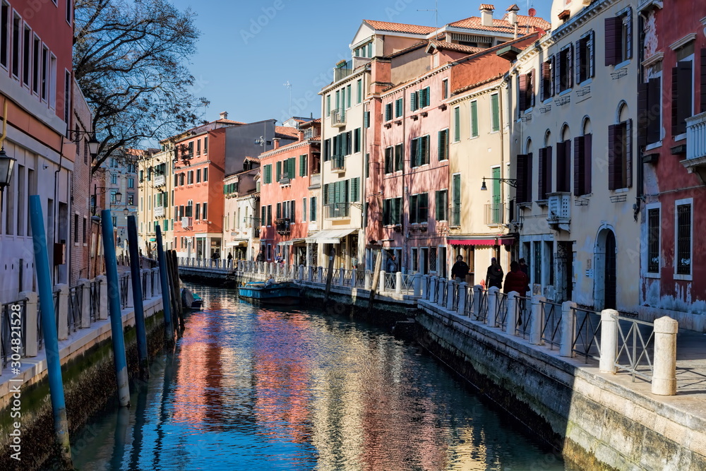 idyllischer kanal im stadtteil dorsoduro in venedig, italien
