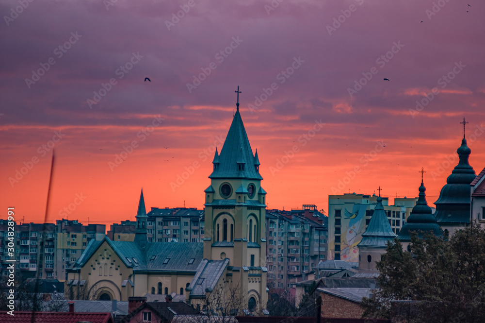 Obraz premium Church on a background of a beautiful sunrise