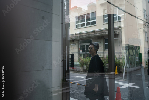 Wallpaper Mural 窓越しに眺める女性のポートレート Torontodigital.ca