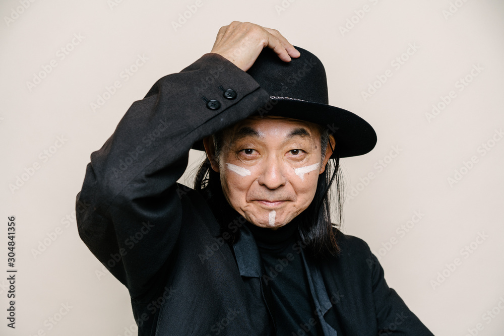 帽子を被り、白い化粧をしたシニア男性のポートレート 帽子を被り、白い化粧をしたシニア男性のポートレート