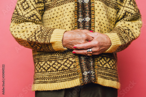 柄模様のセーターを着た女性の手のディテイル表示