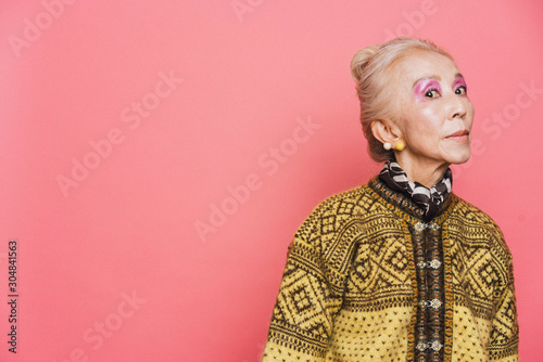 柄模様のセーターを着たシニア女性のポートレート