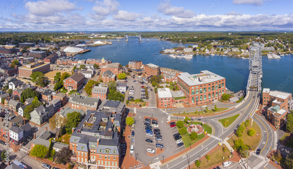 Obraz premium Portsmouth historic city center and Waterfront of Piscataqua River with Memorial Bridge aerial view, New Hampshire, NH, USA.