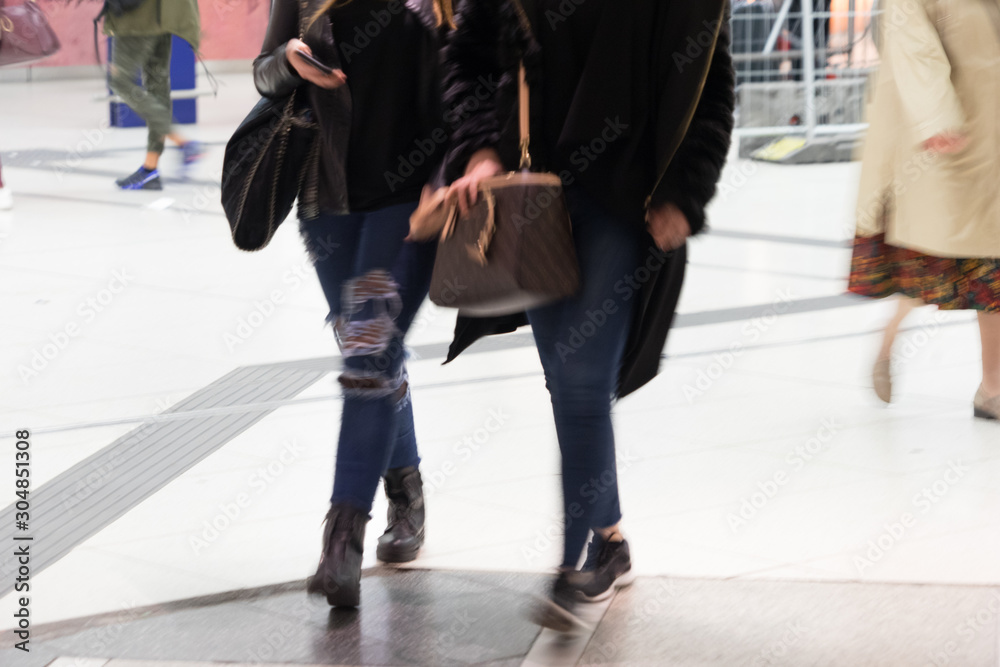 Frauen in der Einkaufspassage Frauen in der Einkaufspassage