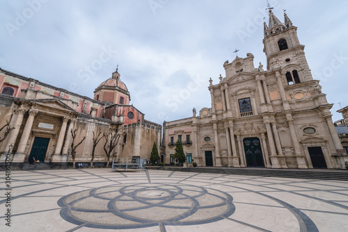Foto St Mary Cathedral and Apostles Peter and Paul Church on a Cathedral Suqare in Ac