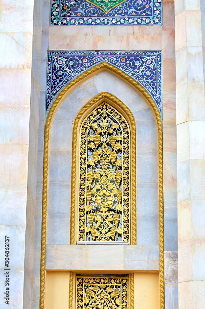 Obraz premium Wall with colored ornament