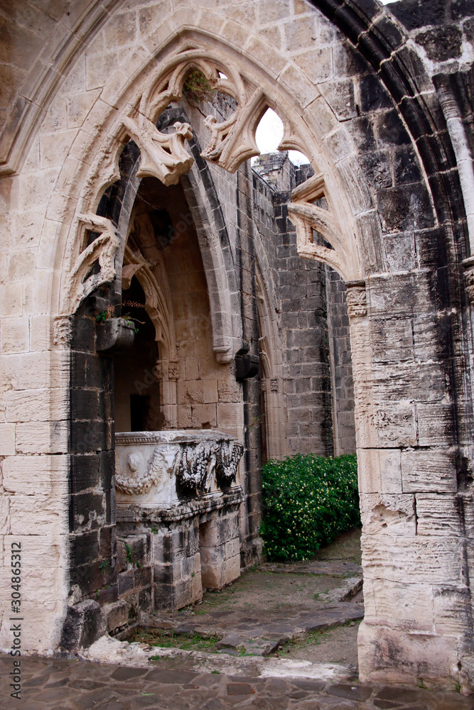 gotische Klosterruine Bellapais - römischer Steinsarg