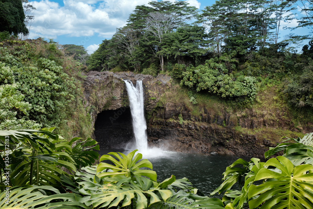 Rainbow falls in Hilo Hawaii of United States - obrazy, fototapety, plakaty 