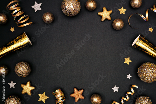 Papier peint New Years Eve frame of glittery gold stars, streamers, decorations and noisemakers