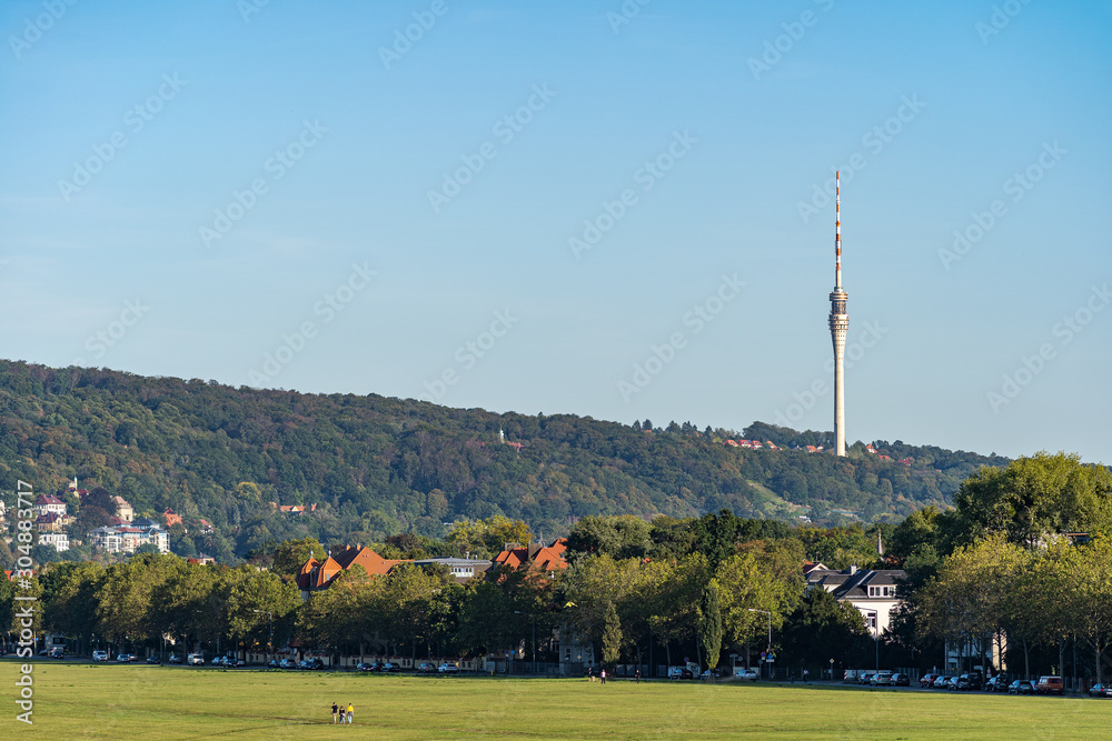 Obraz premium Elbwiesen sunny late summer day empty copy space television tower landscape