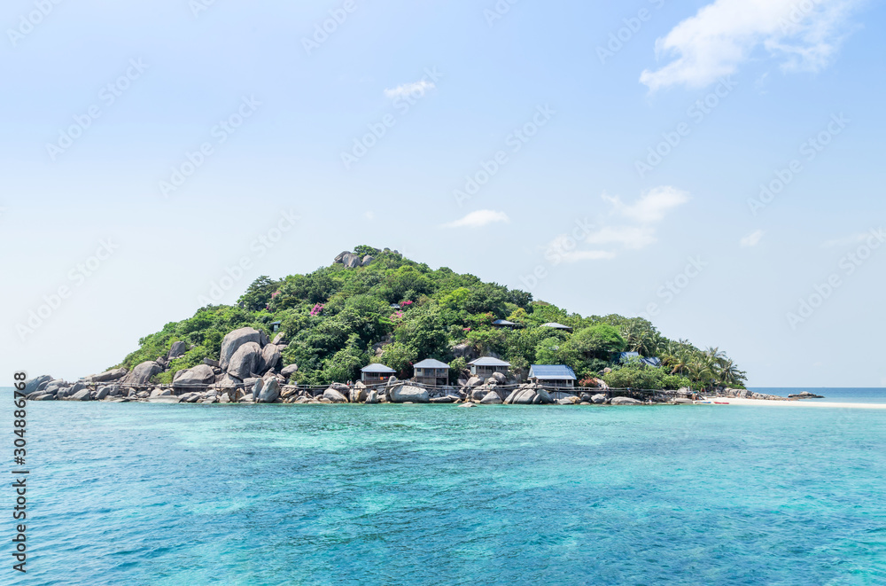  Landscape view of Koh Nang Yuan Island under blue sky in summer day, Koh Nang Yuan Island is most popular famous tourist attractions in the gulf of Thailand, Samui, Surat Thani, Thail