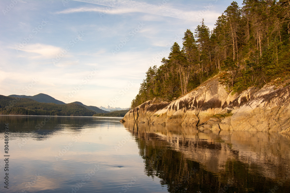 Fototapeta premium reflection on the ocean on vancouver island