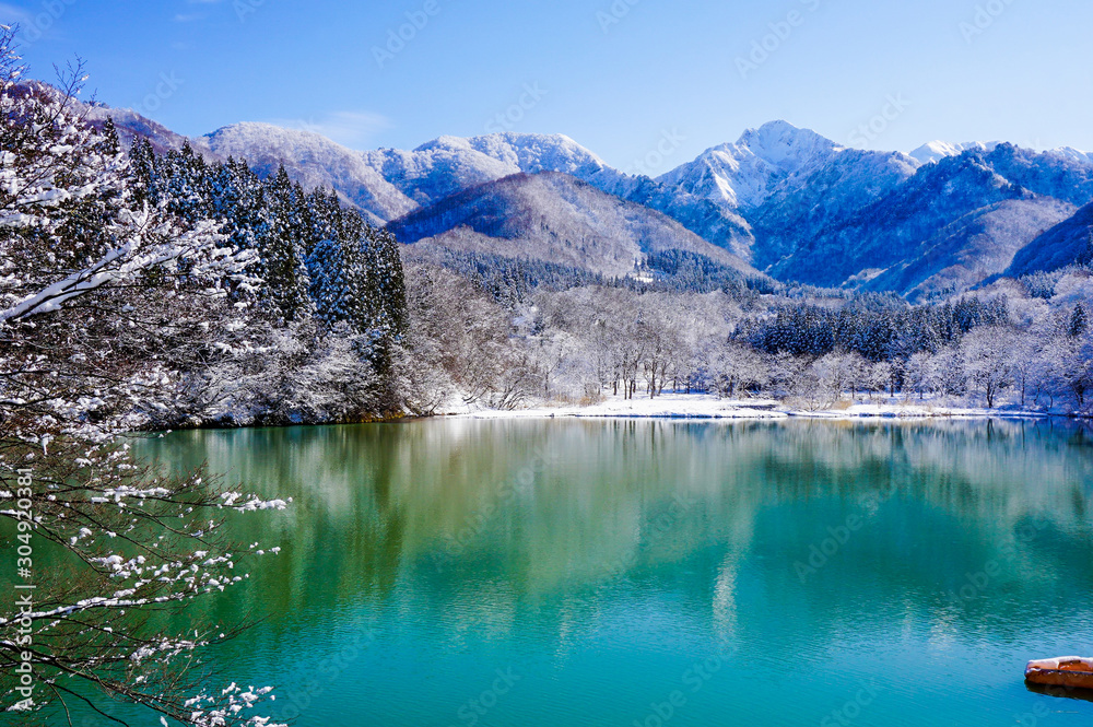 雪景色が湖に映りリフレクションが美しい大源太