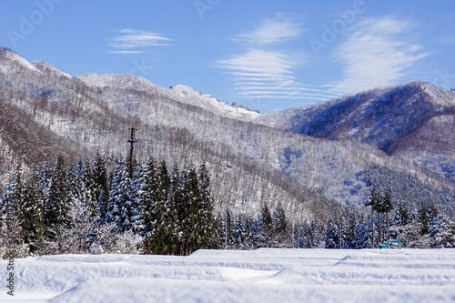 初雪積もった里山と面白い雲 © ZUN