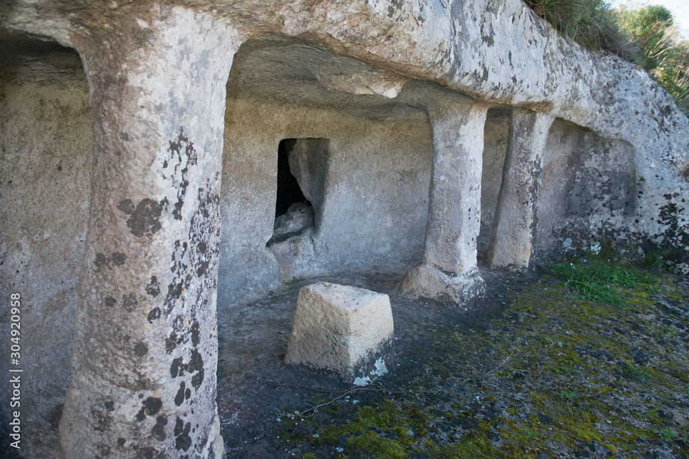 Rovine Preistoriche della Necropoli di Castelluccio, Siracusa in Sicilia. La Tomba del Principe