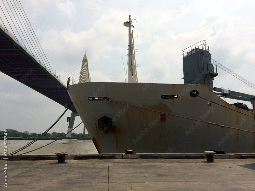 Fototapeta premium Large cargo ship docked for Loading and unloading product.