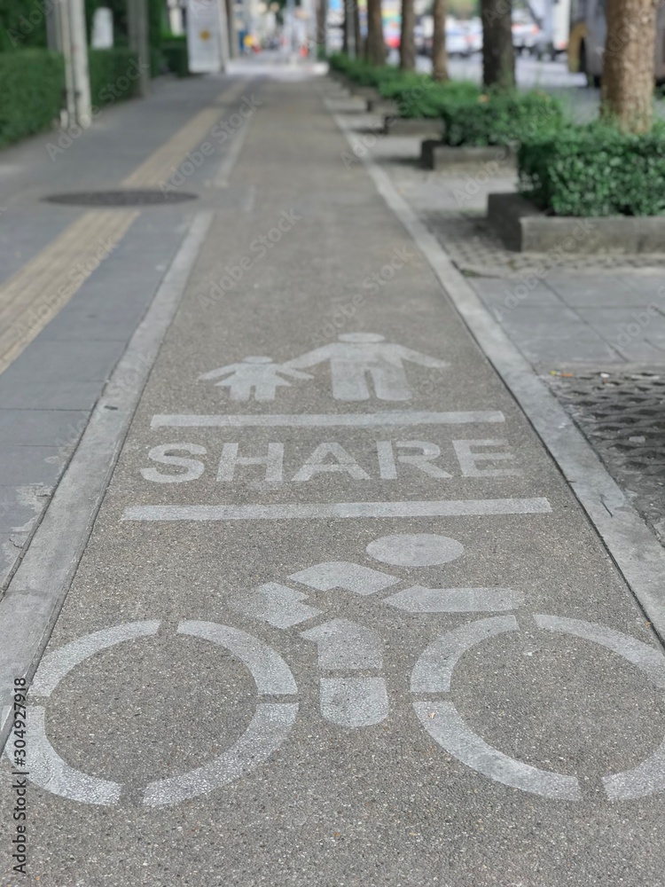 Obraz premium The pavement is designed for sharing to the bike lane for the transportation safety.