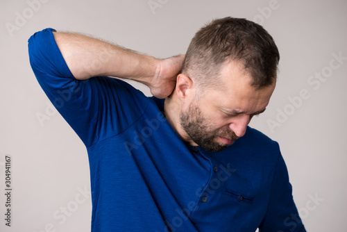 Man having neck ache © Voyagerix