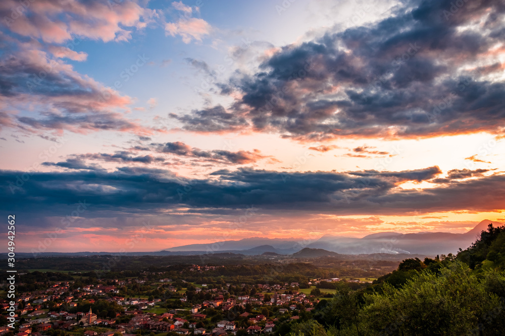 Obraz premium Stormy sunset in the italian countryside