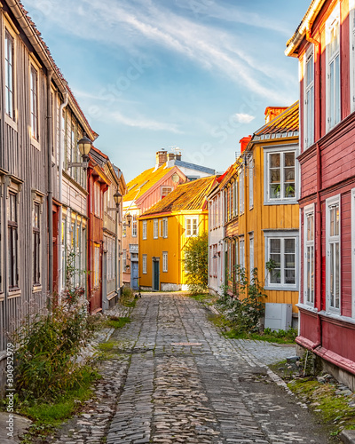 Quadro su tela Trondheim Narrow Cobblestoned Street