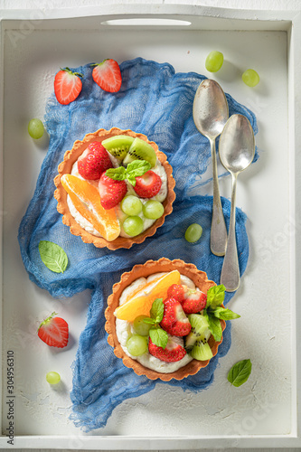 Schilderij op canvas Tasty mini tart with mix of fruits and cream