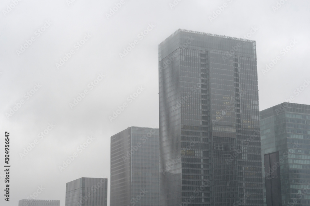 雨の日の東京都千代田区丸の内の高層ビル群