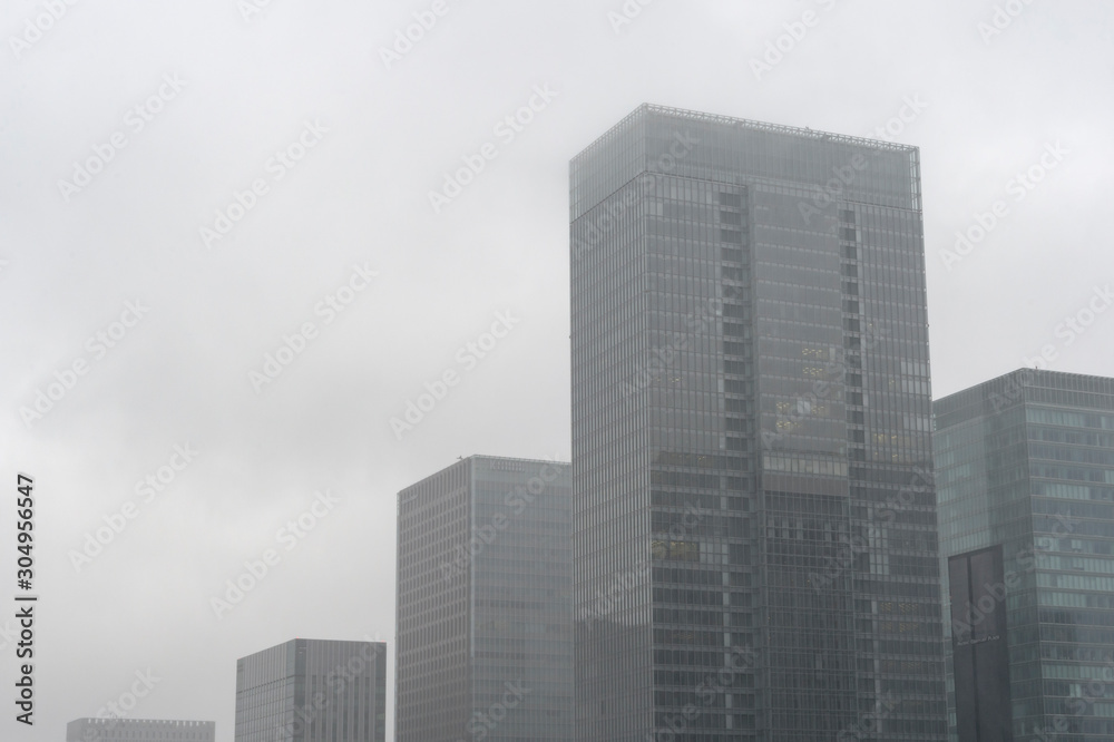 雨の日の東京都千代田区丸の内の高層ビル群 雨の日の東京都千代田区丸の内の高層ビル群