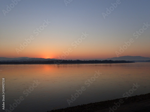 国境のメコン川の朝焼け © nori