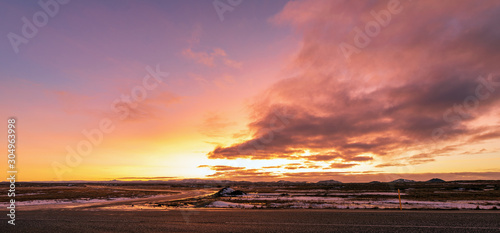 Unglaublicher Sonnenaufgang auf Reykjanes, Island photo