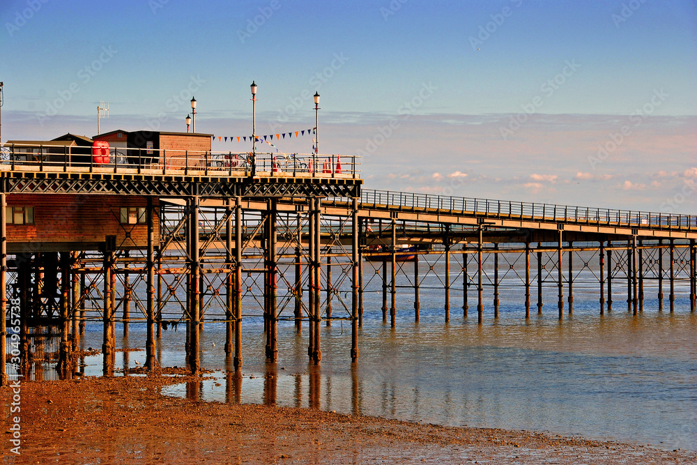 Naklejka premium Southend on Sea Pier and Beach, Essex, England