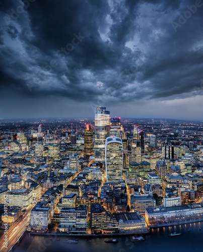 Die City von London am Abend mit grauen Wolken bei Unwetter und Sturm, Großbritannien