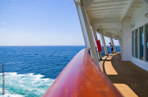 Canvas Print Couple enjoying sea views from deck of luxury ocean liner cruise ship at stern o