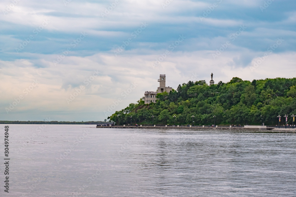Fototapeta premium Khabarovsk, Russia - Aug 21, 2019: Flood on the Amur river near the city of Khabarovsk. The level of the Amur river at around 601 centimeters.