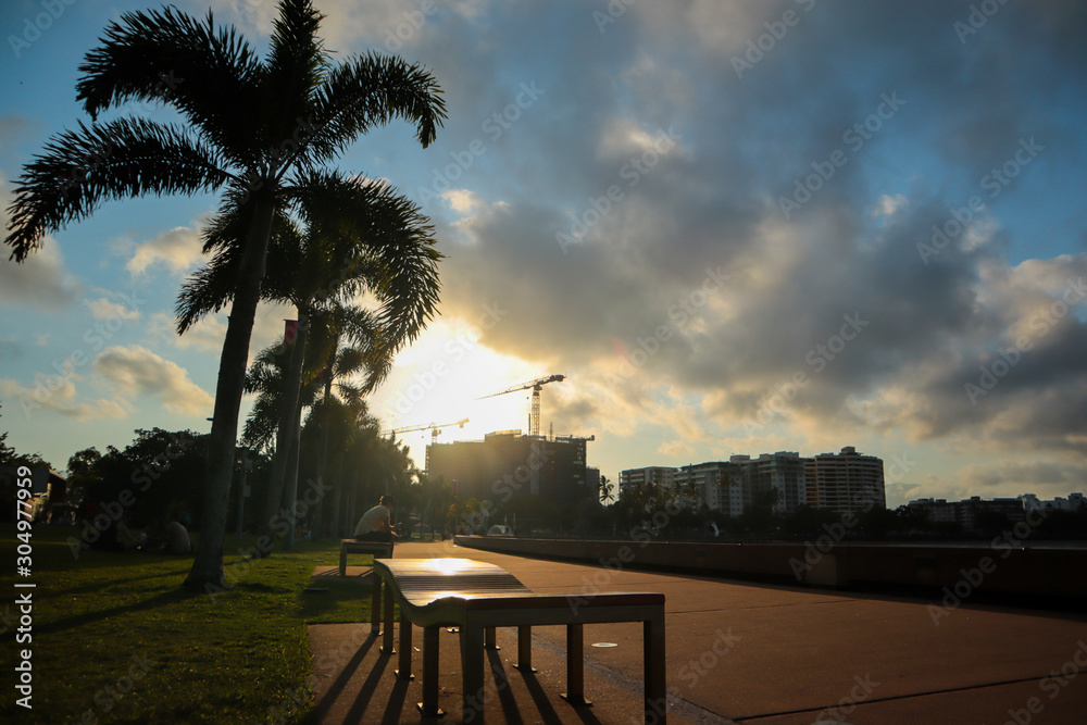 Obraz premium Quiet promenade behind a bench at sunset time