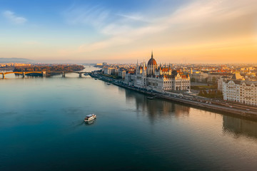 Crédence de cuisine Budapest Matin brumeux sur le Parlement hongrois  © Geza Kurka