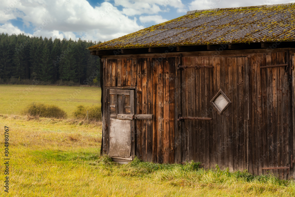 Obraz premium alte verwitterte holzhütte im herbst